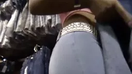 Cho anh ta một ngón  ...