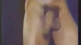Trong phòng tắm, cô  ...