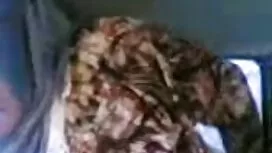 Cô ấy yêu một trong  ...