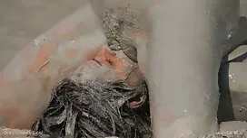 Có một cô gái ngớ ng ...