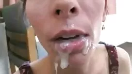 Với một nụ cười tuyệ ...