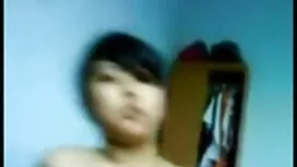 Masha lao vào cô ấy, ...